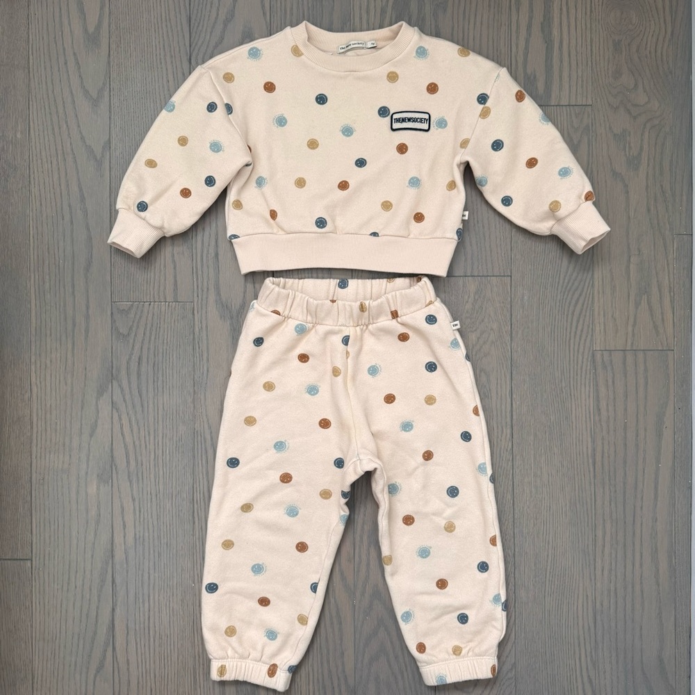 The New Society 4T SmileyWorld Christy Sweatshirt and Jogging Pants SET Neutral